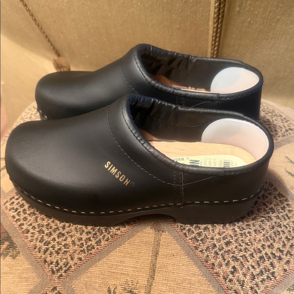 NWOB Simson Black Clogs